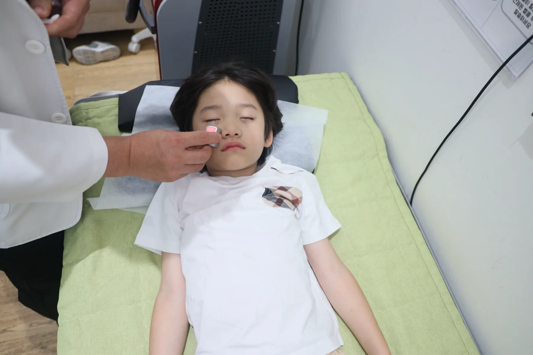 인덕가족한의원에서 아이의 코 주변을 살피며 소아비염 치료를 진행하는 모습
