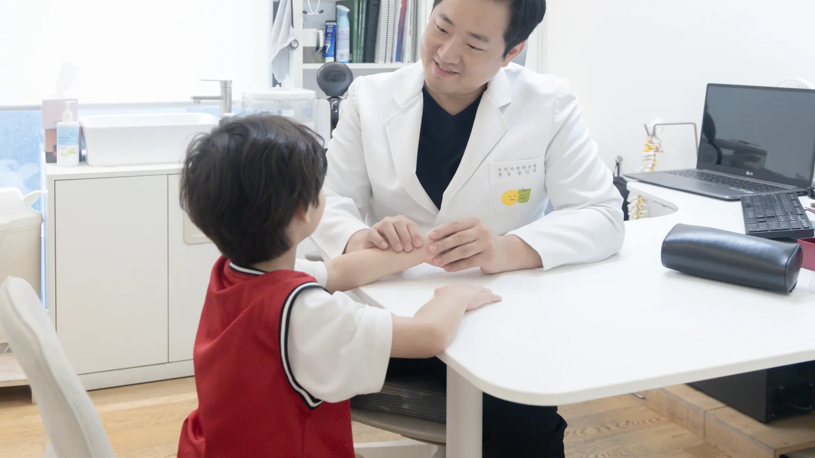 인덕가족한의원 소아 수면장애 진료에서 아이와 보호자가 상담하는 모습