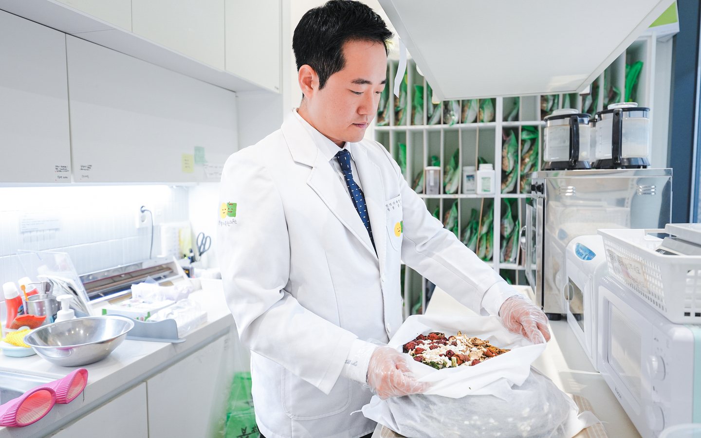 개인별 처방을 위해 한약재를 조제하는 인덕가족한의원 의료진